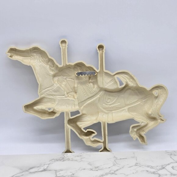 Vintage 1981 Burwood Carousel Horses Wall Hanging Blue Pink Plastic Made in USA - Picture 3 of 8